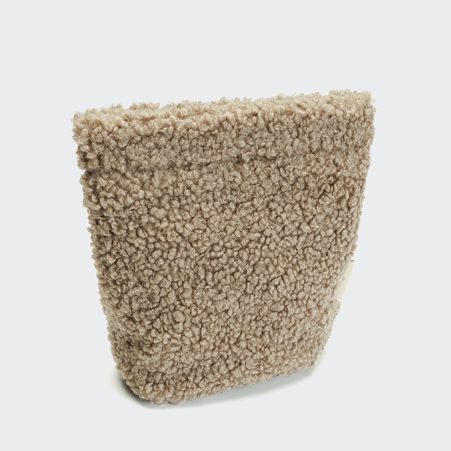 CLOUD7_ Der Leckerlibeutel Plüsch Beige ist ein strukturierter, rechteckiger Hundeleckerli-Beutel aus beigefarbenem, gelocktem Sherpa-Material, der aufrecht vor einem schlichten weißen Hintergrund steht.