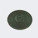 CLOUD7_ Die Schleckmatte C7 Dark Olive ist eine runde, dunkelgrüne Matte aus lebensmittelechtem Silikon mit konzentrischen Kreisen, einer strukturierten Oberfläche mit kleinen erhabenen Punkten und einem großen, geprägten CLOUD7-Logo in der Mitte.