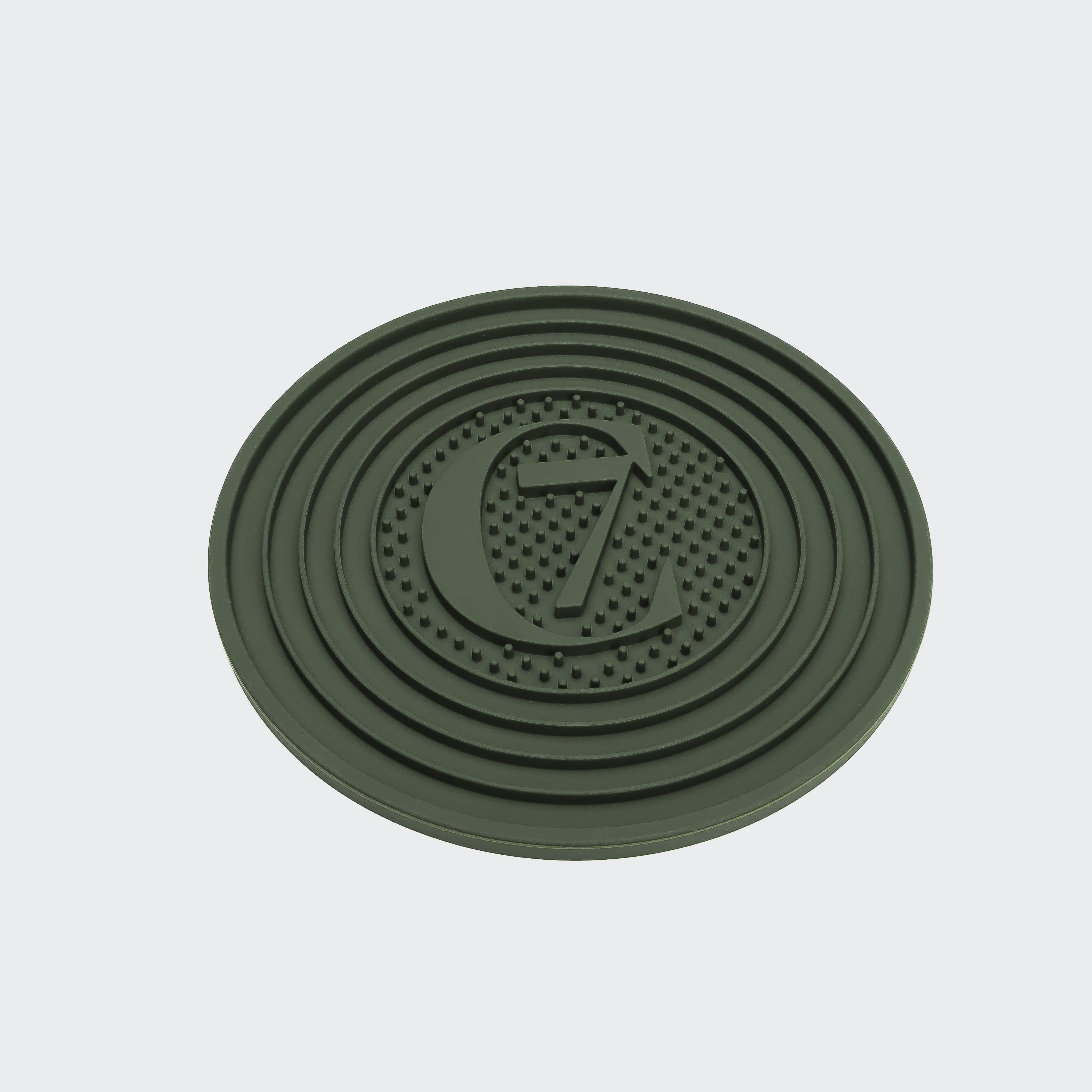 CLOUD7_ Die Schleckmatte C7 Dark Olive ist eine runde, dunkelgrüne Matte aus lebensmittelechtem Silikon mit konzentrischen Kreisen, einer strukturierten Oberfläche mit kleinen erhabenen Punkten und einem großen, geprägten CLOUD7-Logo in der Mitte.
