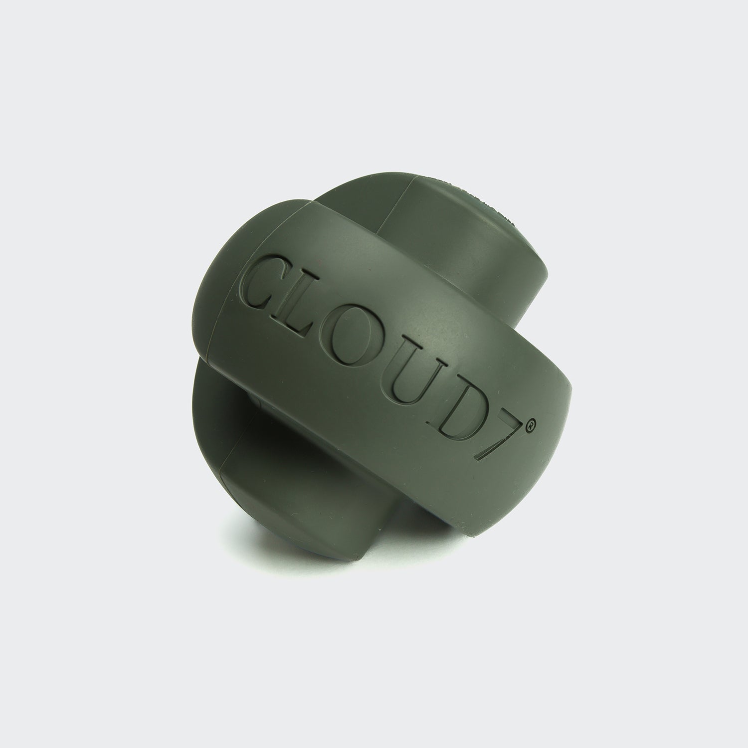 CLOUD7_ Das Beschäftigungsspielzeug Zeno Dark Olive ist ein robustes, dunkelgrünes Gummiball-Hundespielzeug mit CLOUD7-Prägung, ideal für aktive Hunde und als Beschäftigungsspielzeug auf hellem Hintergrund präsentiert.