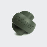 CLOUD7_ Das Beschäftigungsspielzeug Zeno Dark Olive ist ein robustes, dunkelgrünes Gummiball-Hundespielzeug mit CLOUD7-Prägung, ideal für aktive Hunde und als Beschäftigungsspielzeug auf hellem Hintergrund präsentiert.