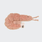 CLOUD7_ Das Hundespielzeug LTTL Shrimp Susi ist ein Plüschtier in Form einer rosafarbenen Garnele mit flauschigem Stoff, schwarzen, aufgenähten Augen, geknoteten Seilantennen und -beinen sowie einer Schwanzflosse mit dem Buchstaben Z.