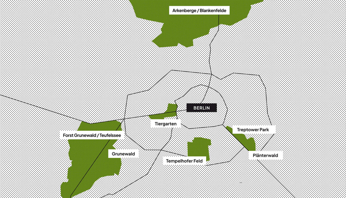 CLOUD7_ Karte von Berlin mit den zentralen und umliegenden Grün- und Parkanlagen, darunter der Tiergarten, der Treptower Park, das Tempelhofer Feld, der Grunewald, der Plänterwald und die Arkenberge/Blankenfelde. Die Hauptverkehrsstraßen sind durch schwarze Linien dargestellt.