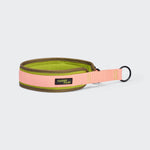 CLOUD7_ Das C-1 Zugstopp-Halsband Air-Mesh AKTIV in Neongrün/Pfirsich verfügt über rosa und grün gepolstertes Netzgewebe für zusätzlichen Komfort, einen schwarzen Metallring sowie ein Cloud7 Nudy-Etikett, das vor einem hellgrauen Hintergrund abgebildet ist.