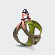 CLOUD7_ Das V-2 Westengeschirr AKTIV Cordura Khaki/Peach ist ein ergonomisches Hundegeschirr in Olivgrün und Gelb mit einem atmungsaktiven Netzfutter, einem rosa verstellbaren Gurt und einem schwarzen Verschluss. Ein Cloud7-Logo-Aufnäher ziert die Vorderseite. Das Geschirr wird vor einem einfarbigen hellgrauen Hintergrund präsentiert.