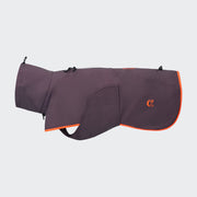 CLOUD7_ Ein dunkelgrauer Hunderegenmantel AKTIV in den Farben Aubergine/Orange mit orangefarbenen Besätzen und einem kleinen orangefarbenen Logo an der Seite, ausgestattet mit einer Kapuze und einer großen Tasche für zusätzlichen Komfort.