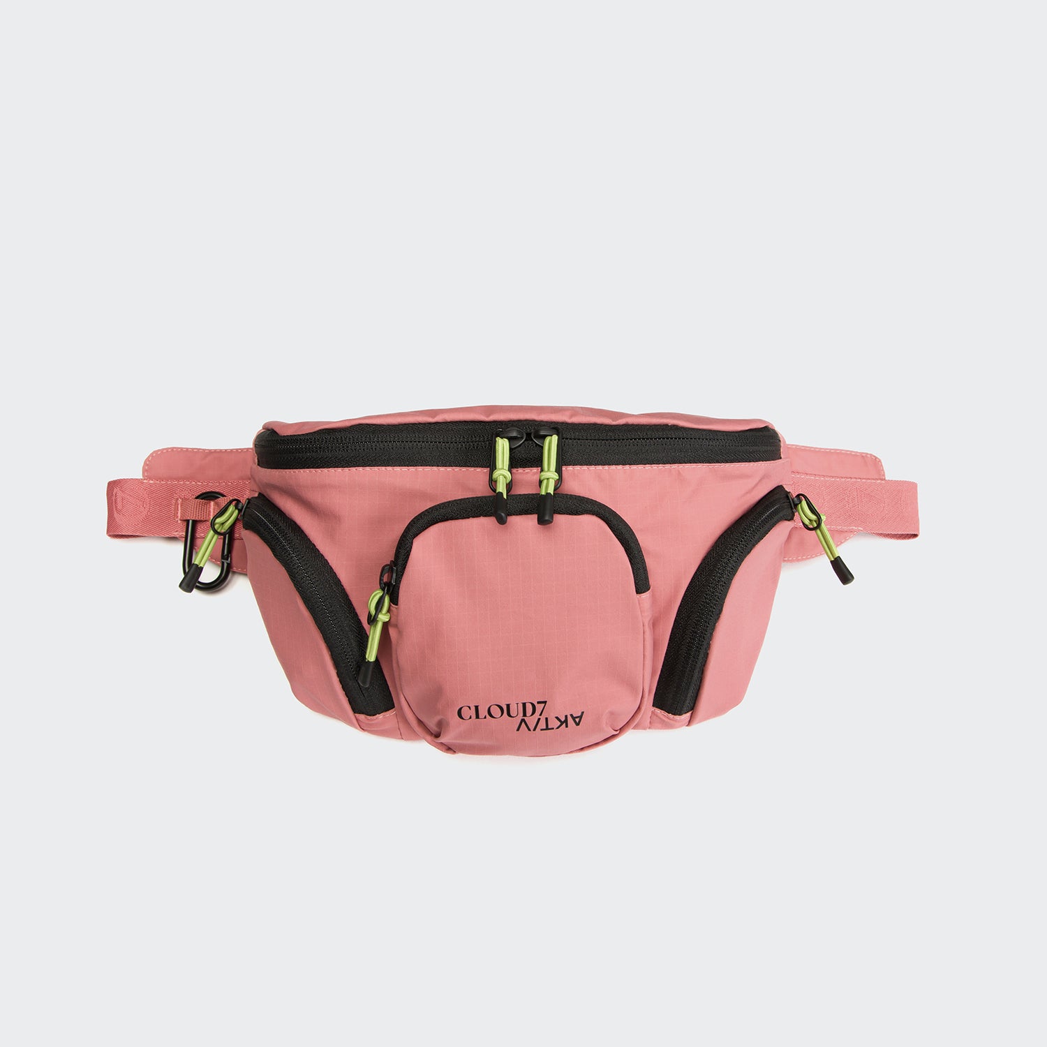 CLOUD7_ Die Gürteltasche AKTIV Dusty Peach ist eine rosafarbene Tasche aus strapazierfähigem Rip-Stop-Material, mit drei Reißverschlusstaschen mit schwarzem Innenfutter, neongrünen Zugbändern und CLOUD7 AVLN-Schriftzug in Schwarz. Ideal für jeden Hundespaziergang.