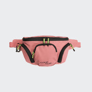 CLOUD7_ Die Gürteltasche AKTIV Dusty Peach ist eine rosafarbene Tasche aus strapazierfähigem Rip-Stop-Material, mit drei Reißverschlusstaschen mit schwarzem Innenfutter, neongrünen Zugbändern und CLOUD7 AVLN-Schriftzug in Schwarz. Ideal für jeden Hundespaziergang.