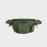 CLOUD7_ Die Gürteltasche AKTIV Olive ist eine grüne Gebrauchstasche mit mehreren Reißverschlussfächern, verstellbaren Trägern, CLOUD7-Schriftzug auf der Vordertasche und einem integrierten Kotbeutelspender für zusätzlichen Komfort.