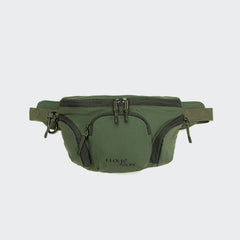 CLOUD7_ Die Gürteltasche AKTIV Olive ist eine grüne Gebrauchstasche mit mehreren Reißverschlussfächern, verstellbaren Trägern, CLOUD7-Schriftzug auf der Vordertasche und einem integrierten Kotbeutelspender für zusätzlichen Komfort.