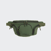 CLOUD7_ Die Gürteltasche AKTIV Olive ist eine grüne Gebrauchstasche mit mehreren Reißverschlussfächern, verstellbaren Trägern, CLOUD7-Schriftzug auf der Vordertasche und einem integrierten Kotbeutelspender für zusätzlichen Komfort.