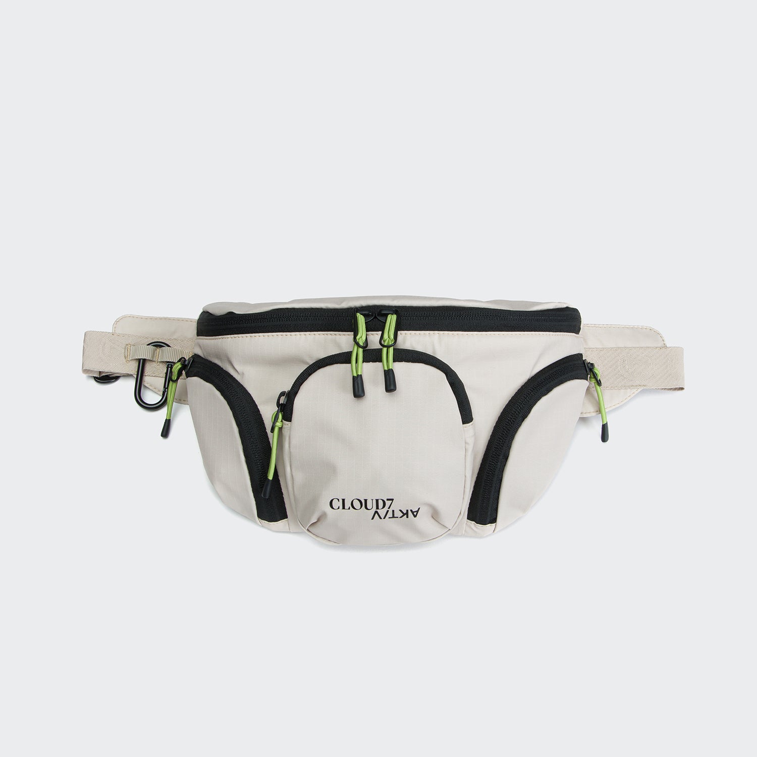 CLOUD7_ Die Gürteltasche AKTIV Sand ist eine beigefarbene Hüfttasche mit schwarzem Besatz, grünen Reißverschlüssen an mehreren Fächern, einem schwarzen Karabiner auf der linken Seite - ideal als Hundetrainingszubehör - und dem Aufdruck "CLOUDY AZLV" in Schwarz auf der Vordertasche.