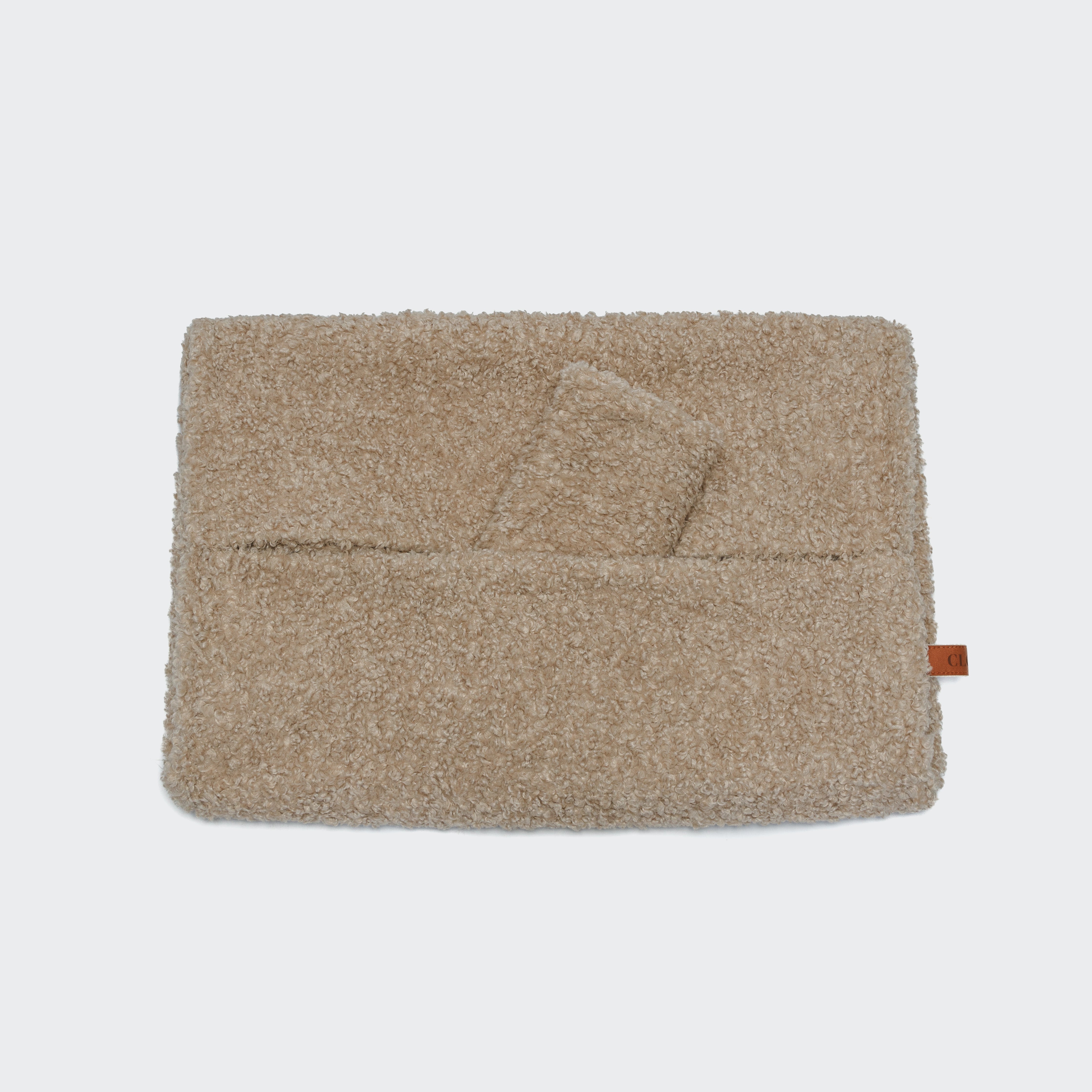 CLOUD7_ Ein beigefarbener, rechteckiger, strukturierter Stoffbeutel mit einer Tasche und ein passender kleinerer Beutel - beide weich und flauschig wie die Wechselbezug Sleepy Deluxe Curl Cream - und mit einem kleinen braunen Seitenanhänger versehen.