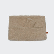 CLOUD7_ Ein beigefarbener, rechteckiger, strukturierter Stoffbeutel mit einer Tasche und ein passender kleinerer Beutel - beide weich und flauschig wie die Wechselbezug Sleepy Deluxe Curl Cream - und mit einem kleinen braunen Seitenanhänger versehen.