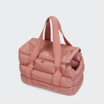 CLOUD7_ Die Hundetasche Montreal Faded Rose ist eine weiche, gesteppte, staubig-rosa Tasche für kleine Hunde mit zwei langen Griffen, einem Reißverschluss oben, gepolsterten Seiten und einer rechteckigen Form - perfekt als Tragetasche für kleine Hunde.