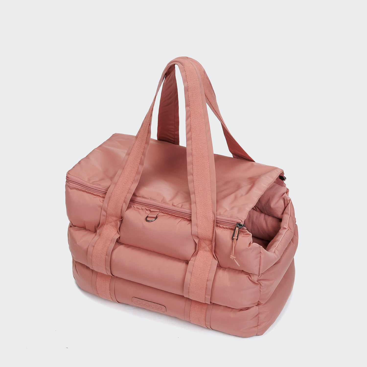 CLOUD7_ Die Hundetasche Montreal Faded Rose ist eine weiche, gesteppte, staubig-rosa Tasche für kleine Hunde mit zwei langen Griffen, einem Reißverschluss oben, gepolsterten Seiten und einer rechteckigen Form - perfekt als Tragetasche für kleine Hunde.
