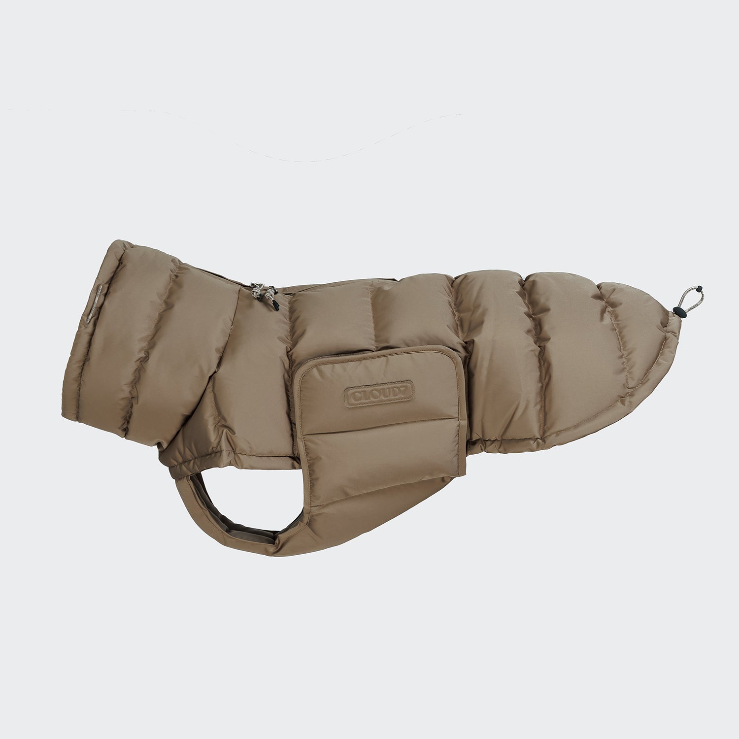 CLOUD7_ Die Hundemantel Alaska Sandy Brown ist eine hellbraune, wattierte, wasserabweisende Hundejacke mit gesteppten Partien, einer CLOUD7-Seitentasche, einem Reißverschluss an der Oberseite, einem verstellbaren Brustgurt und einem praktischen Leinenring in der Nähe der Rute.