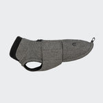 CLOUD7_ Der Hundemantel Dackel Brooklyn Tweed Black ist ein grauer, strukturierter Hundemantel mit schwarzem Besatz, einem Reißverschluss auf der Rückseite und einem Clip in der Nähe der Rute. Er ist so konzipiert, dass er eng anliegt und mit Riemen unter dem Körper Ihres Dackels befestigt werden kann.