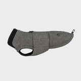 CLOUD7_ Der Hundemantel Dackel Brooklyn Tweed Black ist ein grauer, strukturierter Hundemantel mit schwarzem Besatz, einem Reißverschluss auf der Rückseite und einem Clip in der Nähe der Rute. Er ist so konzipiert, dass er eng anliegt und mit Riemen unter dem Körper Ihres Dackels befestigt werden kann.