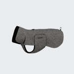CLOUD7_ Der Hundemantel Brooklyn Long Tweed Black ist ein grauer Stoffhundemantel mit schwarzem Kragen, seitlichem Klettverschluss, Reißverschluss an der Oberseite, Rückenschlaufe und gesticktem Markennamen für stilvollen, wasserabweisenden Schutz.
