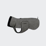 CLOUD7_ Der Hundemantel Brooklyn Long Tweed Black ist ein grauer Stoffhundemantel mit schwarzem Kragen, seitlichem Klettverschluss, Reißverschluss an der Oberseite, Rückenschlaufe und gesticktem Markennamen für stilvollen, wasserabweisenden Schutz.