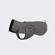 CLOUD7_ Der Hundemantel Brooklyn Long Tweed Black ist ein grauer Stoffhundemantel mit schwarzem Kragen, seitlichem Klettverschluss, Reißverschluss an der Oberseite, Rückenschlaufe und gesticktem Markennamen für stilvollen, wasserabweisenden Schutz.