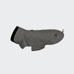 CLOUD7_ Der Hundemantel Brooklyn Tweed Black ist ein grauer Fleece-Hundewintermantel mit schwarzem Kragen und einem Reißverschluss auf der Rückseite, abgebildet auf einem schlichten hellen Hintergrund.