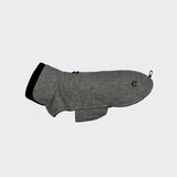 CLOUD7_ Der Hundemantel Brooklyn Tweed Black ist ein grauer Fleece-Hundewintermantel mit schwarzem Kragen und einem Reißverschluss auf der Rückseite, abgebildet auf einem schlichten hellen Hintergrund.