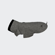 CLOUD7_ Der Hundemantel Brooklyn Tweed Black ist ein grauer Fleece-Hundewintermantel mit schwarzem Kragen und einem Reißverschluss auf der Rückseite, abgebildet auf einem schlichten hellen Hintergrund.