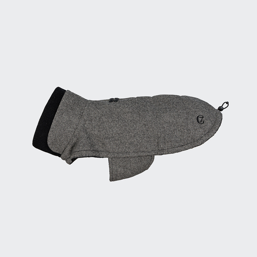 CLOUD7_ Der Hundemantel Fr. Bulldogge Brooklyn Tweed Black ist ein grauer, strukturierter Hundemantel mit schwarzem Kragen, Seitenlasche und kleiner Schlaufe am abgerundeten Ende - wasserabweisend und winddicht, ideal für französische Bulldoggen und auf hellem Hintergrund präsentiert.