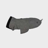 CLOUD7_ Der Hundemantel Fr. Bulldogge Brooklyn Tweed Black ist ein grauer, strukturierter Hundemantel mit schwarzem Kragen, Seitenlasche und kleiner Schlaufe am abgerundeten Ende - wasserabweisend und winddicht, ideal für französische Bulldoggen und auf hellem Hintergrund präsentiert.