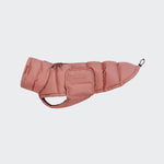 CLOUD7_ Der Hundemantel Dackel Alaska Faded Rose ist ein rosafarbener, gefütterter Wintermantel mit hohem Kragen, Reißverschluss, Gurtloch und kleiner Seitentasche, der flach auf einem hellgrauen Hintergrund liegt.