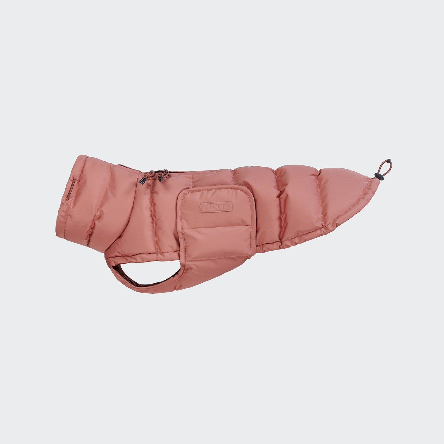 CLOUD7_ Der Hundemantel Dackel Alaska Faded Rose ist ein rosafarbener, gefütterter Wintermantel mit hohem Kragen, Reißverschluss, Gurtloch und kleiner Seitentasche, der flach auf einem hellgrauen Hintergrund liegt.