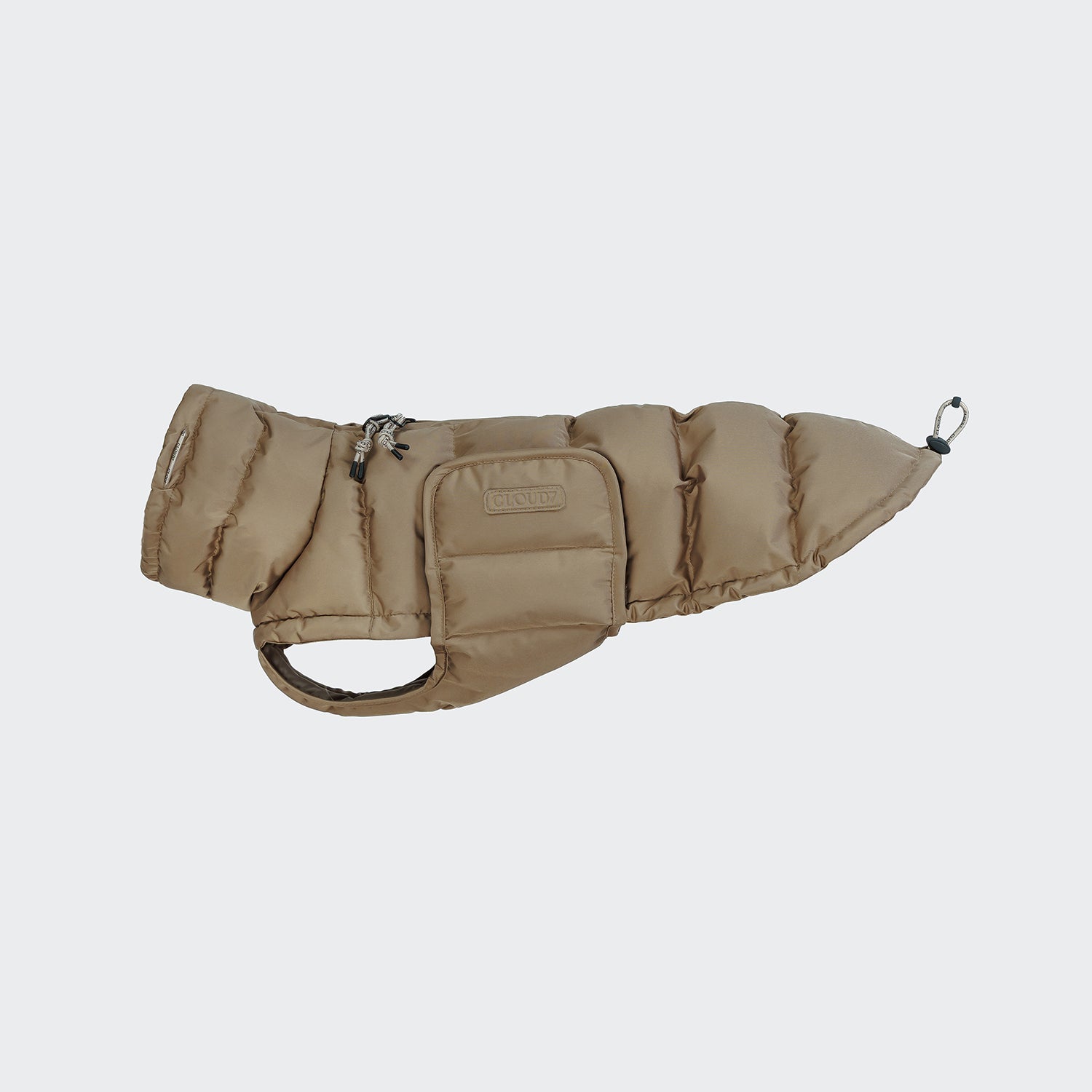 CLOUD7_ Hundemantel Dackel Alaska Sandy Brown mit Steppmuster, Beinöffnung vorne, Reißverschlusstasche und Schlaufe zur Befestigung der Leine auf der Rückseite, abgebildet auf einem schlichten hellen Hintergrund.