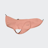 CLOUD7_ Der Hunderegenmantel Dublin 2.0 Faded Rose ist ein wasserdichter, rosa Mantel mit Reißverschluss am Rücken, CLOUD7-Tasche und verstellbaren Gurten an Hals und Brust. Perfekt als Regenmantel für Hunde.