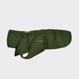 CLOUD7_ Der Hundemantel Everest PRO Olive ist ein grüner, wasserdichter Wintermantel für große Hunde mit CLOUD7-Stickerei, Polsterung, gelben Akzent-Schlaufen und Klettverschluss – präsentiert auf hellem Hintergrund.