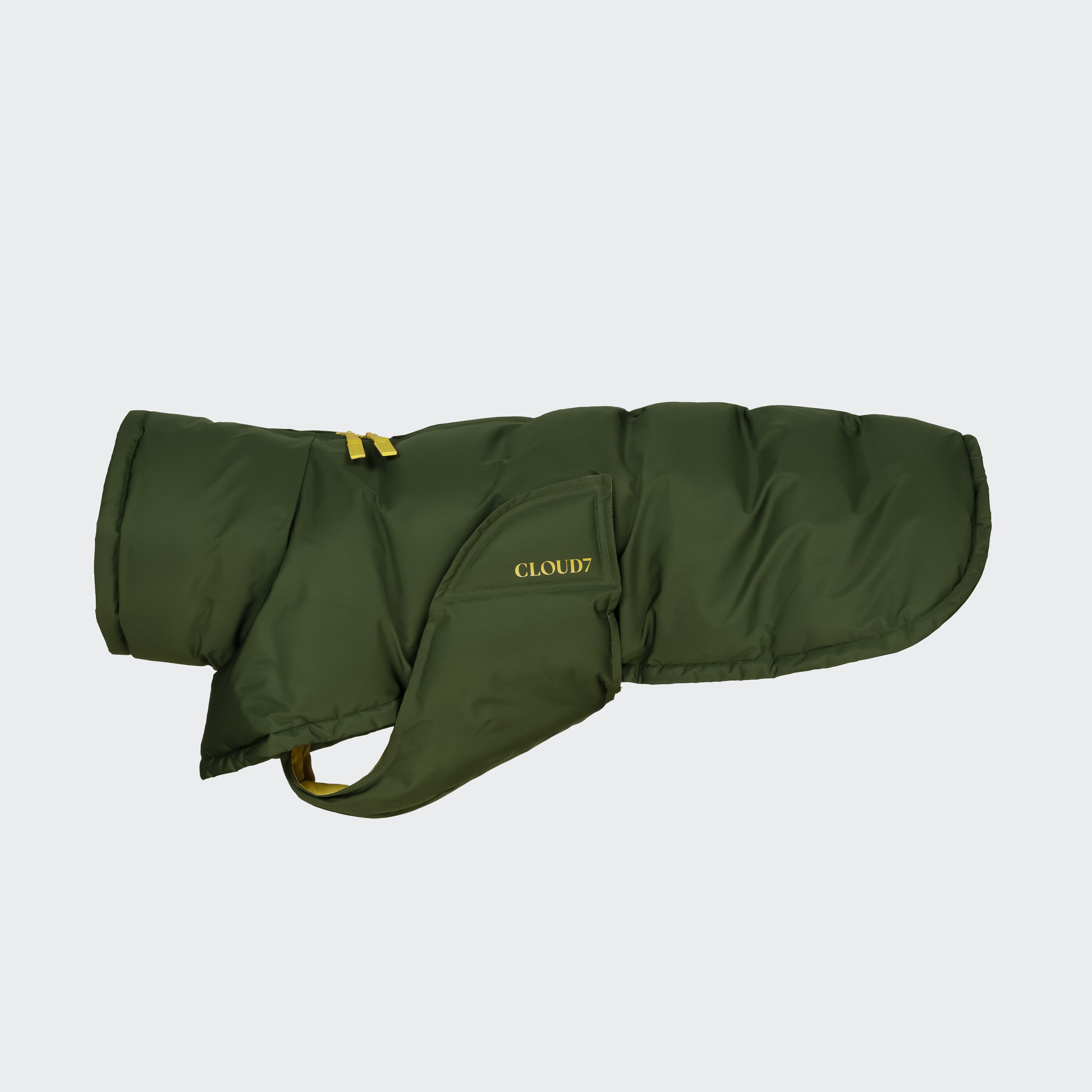 CLOUD7_ Der Hundemantel Everest PRO Olive ist ein grüner, wasserdichter Wintermantel für große Hunde mit CLOUD7-Stickerei, Polsterung, gelben Akzent-Schlaufen und Klettverschluss – präsentiert auf hellem Hintergrund.