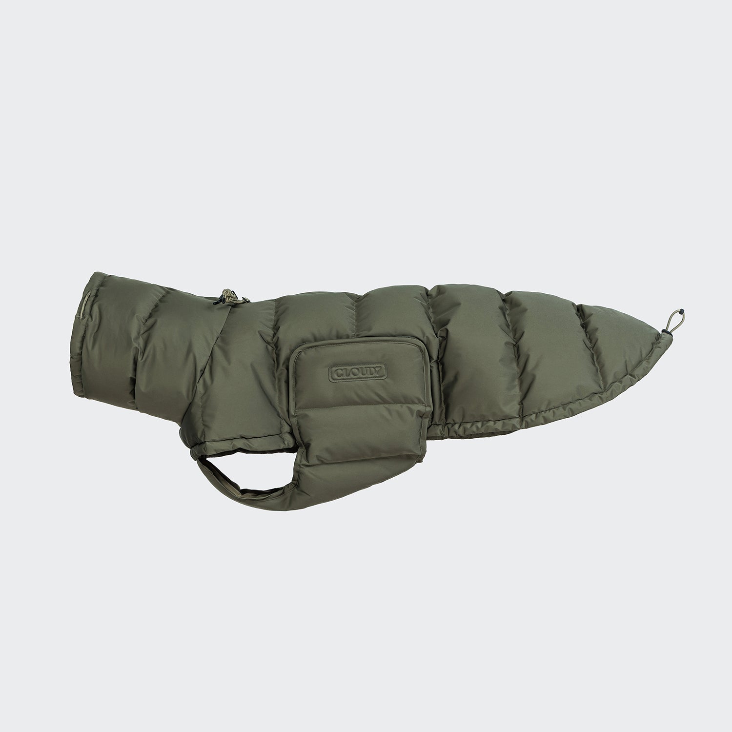 CLOUD7_ Der Windhundmantel Alaska Light Olive ist ein dunkelgrüner, gefütterter Winterhundemantel mit einer Reißverschlusstasche und einer Öffnung für das Geschirr, dargestellt auf einem hellgrauen Hintergrund.