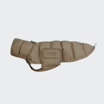 CLOUD7_ Der Windhundmantel Alaska Sandy Brown ist ein hellbrauner, wattierter Wintermantel mit gestepptem Design, verstellbaren Riemen zur Befestigung am Körper Ihres Hundes und einer Seitentasche mit der Aufschrift "Cloud".