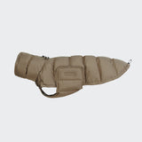 CLOUD7_ Der Windhundmantel Alaska Sandy Brown ist ein hellbrauner, wattierter Wintermantel mit gestepptem Design, verstellbaren Riemen zur Befestigung am Körper Ihres Hundes und einer Seitentasche mit der Aufschrift "Cloud".