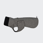 CLOUD7_ Ein grauer, wollähnlicher Windhundmantel Brooklyn Long Tweed Black mit schwarzem Halsbesatz, Klettverschluss am Bauch für optimierte Passform, Gurtloch, flach gelegt auf einem einfarbigen hellen Hintergrund dargestellt.