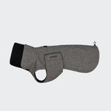 CLOUD7_ Ein grauer, wollähnlicher Windhundmantel Brooklyn Long Tweed Black mit schwarzem Halsbesatz, Klettverschluss am Bauch für optimierte Passform, Gurtloch, flach gelegt auf einem einfarbigen hellen Hintergrund dargestellt.