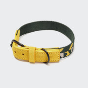 CLOUD7_ Das Hundehalsband Maksimir Park Green/Yellow zeichnet sich durch ein gelbes und dunkelgrünes Retro-Design mit weißen und gelben Akzenten, eine schwarze Metallschnalle, ein Nubukleder-Detail mit CLOUD7-Prägung und einen stilvollen Vintage-Look aus.