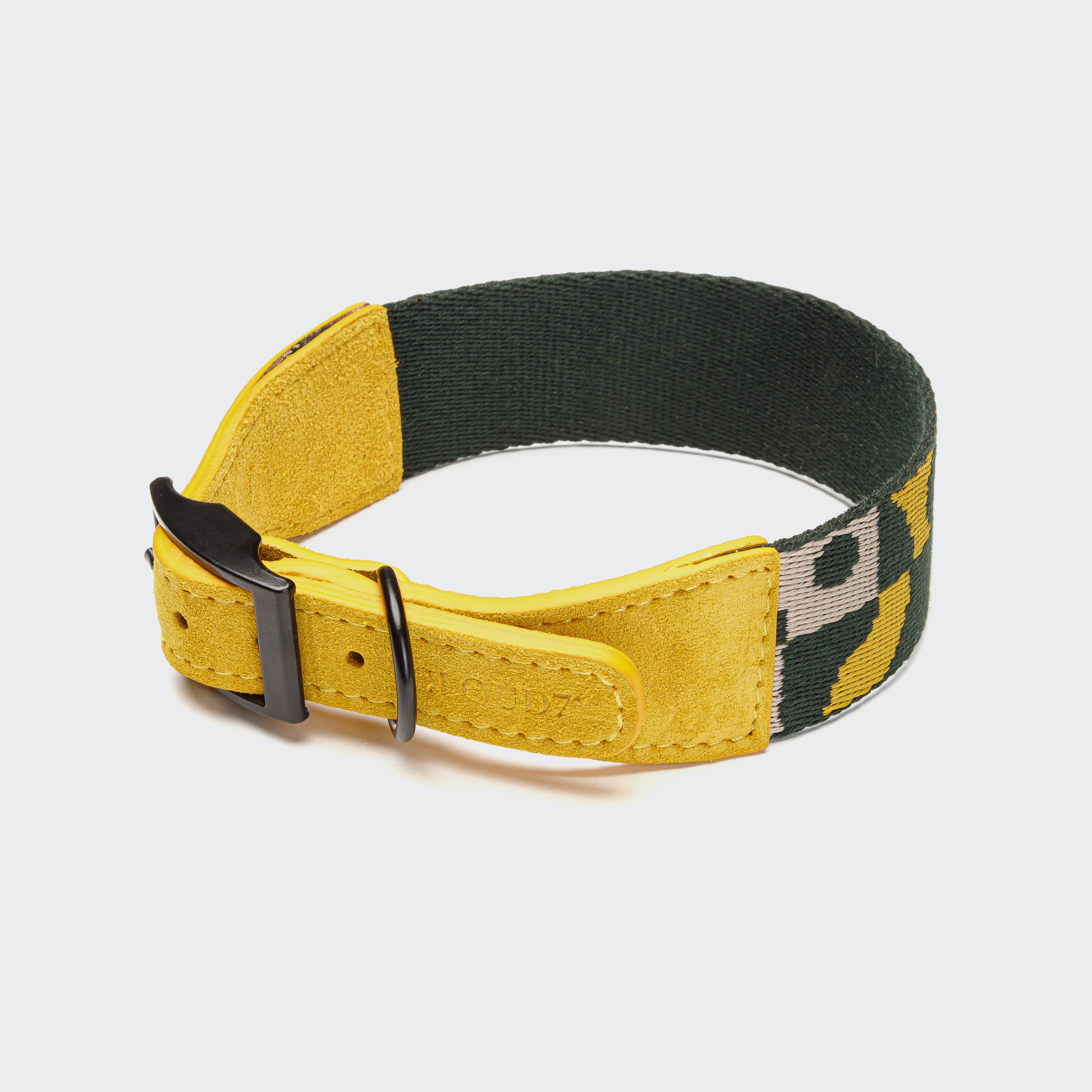 CLOUD7_ Das Hundehalsband Wide Maksimir Park Green/Yellow besteht aus einer gelben Nubukleder-Schnalle und einem grünen Stoffband mit gelb-weißem Muster, ideal für Windhunde, auf weißem Grund.
