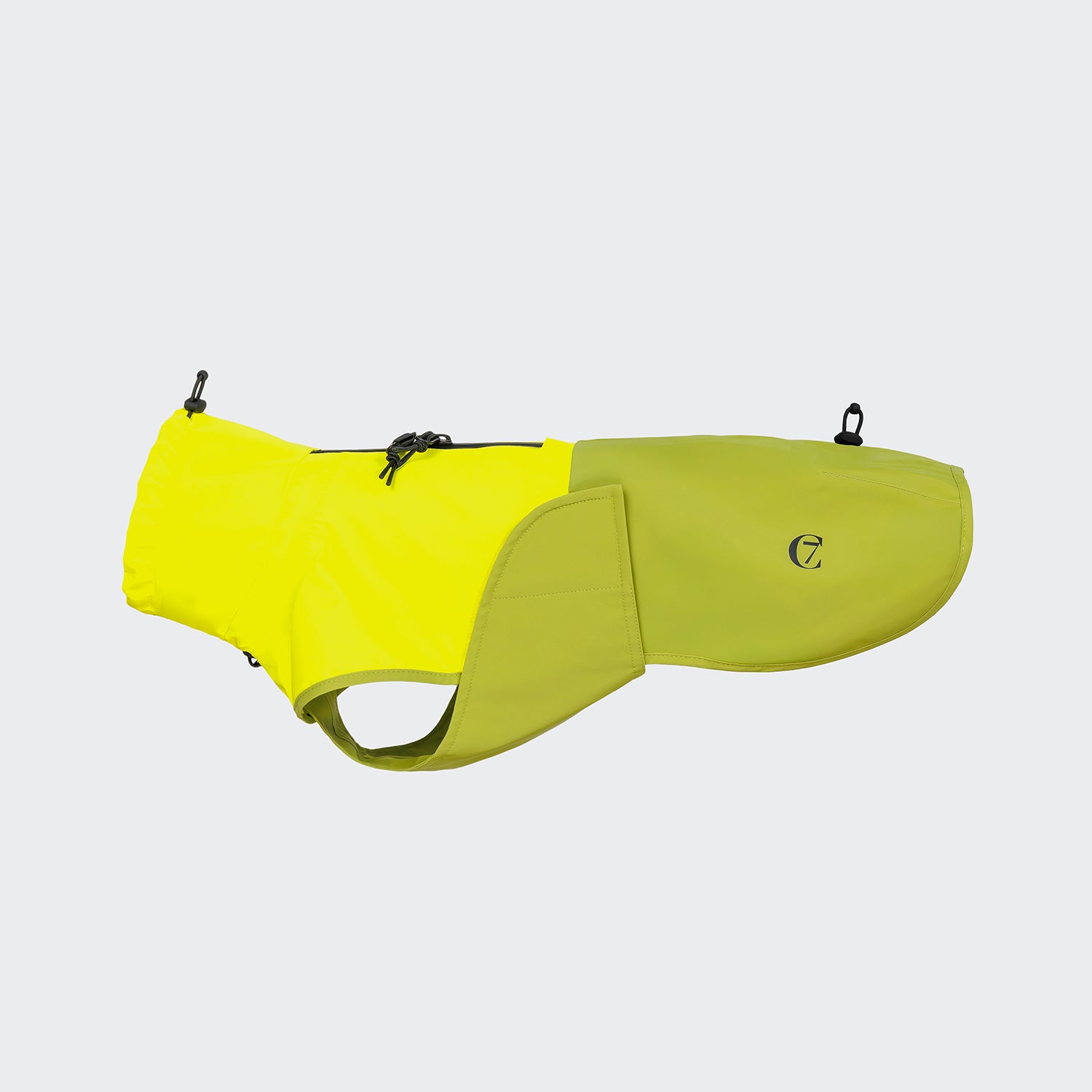 CLOUD7_ Der Hunderegenmantel Dackel AKTIV Neon Green/Light Olive ist ein wasserdichter Hundemantel in leuchtendem Neongrün und hellem Oliv, mit verstellbaren Kordelzügen, seitlicher Lasche und kleinem Logo auf der Rückseite, abgebildet auf einem schlichten hellen Hintergrund.