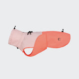 CLOUD7_ Der Hunderegenmantel Dackel AKTIV Peach/Neon Pink ist wasserdicht, hat ein reflektierendes Logo, verstellbare Kordeln an Hals und Rücken sowie Klettverschluss an der Brust - ideal für nasse Tage und auf hellem Hintergrund präsentiert.