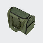CLOUD7_ Die Hundeflugtasche AKTIV Olive ist eine grüne, weiche Tragetasche mit Netzbelüftung, zwei gepolsterten Griffen und einem Reißverschluss oben für einfachen Zugang.