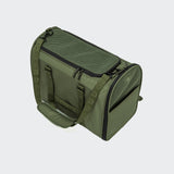 CLOUD7_ Die Hundeflugtasche AKTIV Olive ist eine grüne, weiche Tragetasche mit Netzbelüftung, zwei gepolsterten Griffen und einem Reißverschluss oben für einfachen Zugang.