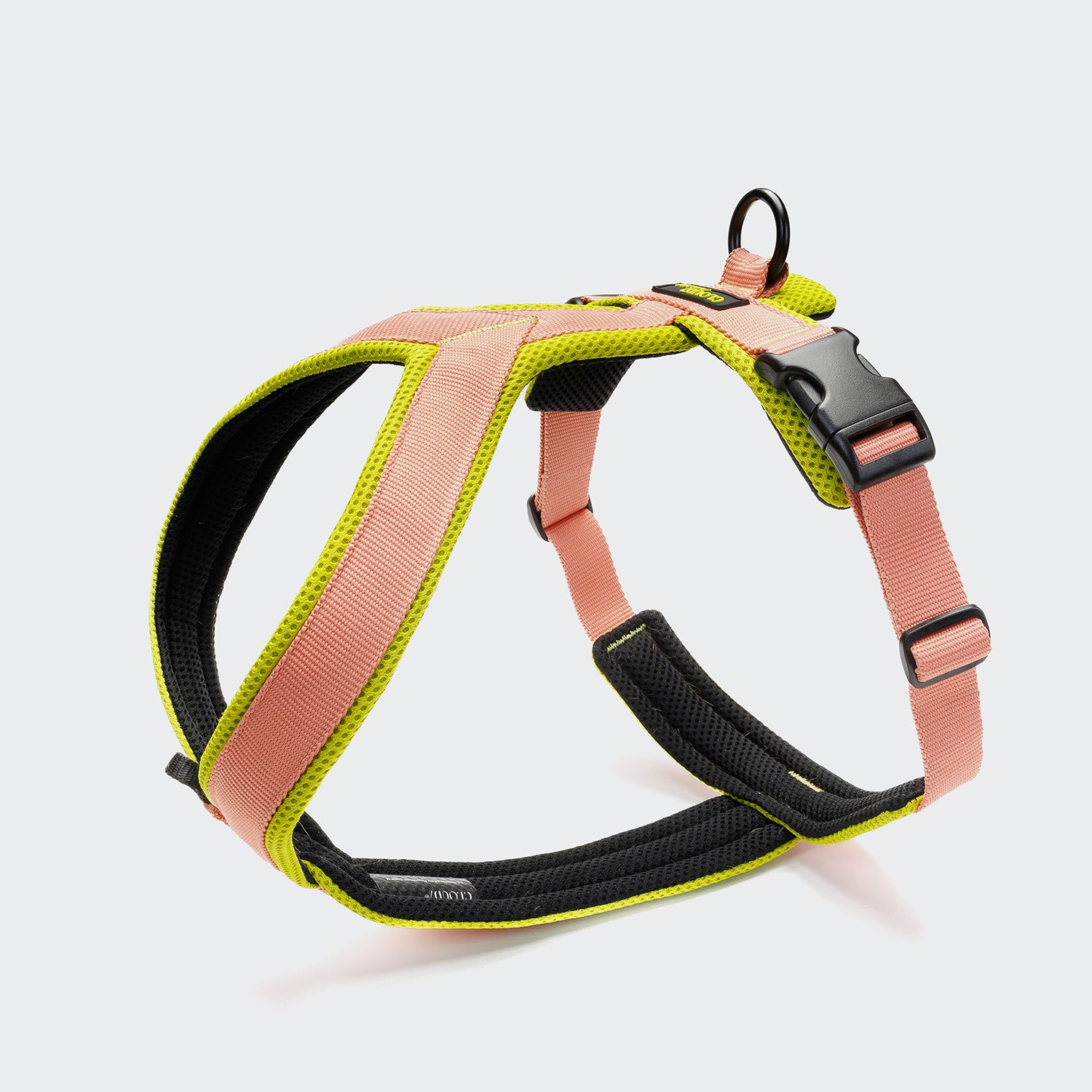 CLOUD7_ Das Y-1 Geschirr AKTIV Air-Mesh Peach ist ein rosa-schwarzes Geschirr mit gelben Verzierungen, hergestellt aus gepolstert, atmungsaktivem Material. Es verfügt über verstellbare Riemen, eine schwarze Schnalle, einen Metall-Leinenring und ist auf einem hellgrauen Hintergrund abgebildet.