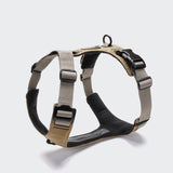 CLOUD7_ Das Y-2 Geschirr AKTIV Cordura Khaki ist ein beige-schwarzes, wasserabweisendes Hundegeschirr mit gepolstertem Futter, Metall- und Kunststoffschnallen sowie stabilem Ring zur Leinenbefestigung vor hellem Hintergrund.